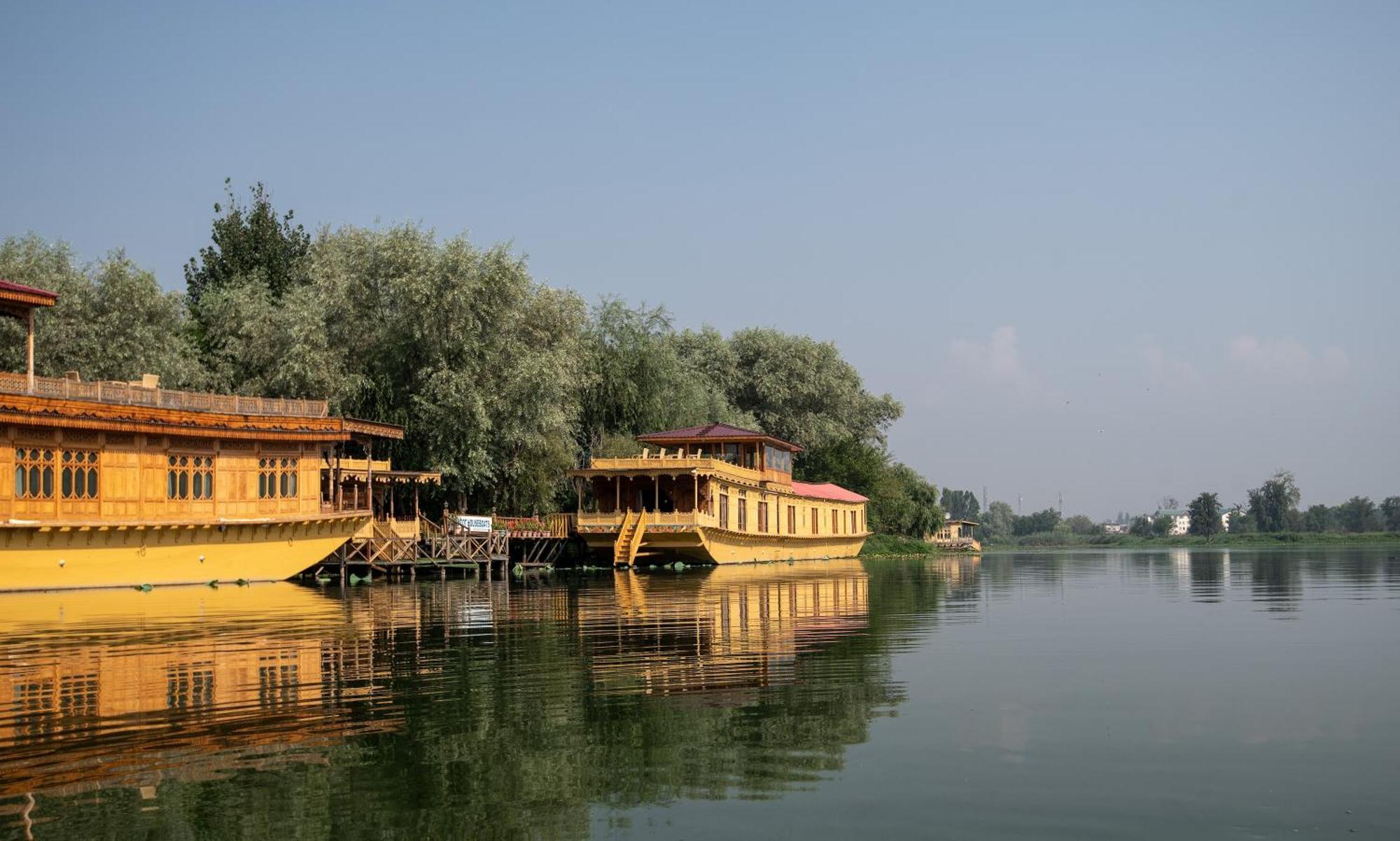 ホテル Mascot Houseboats Srīnagar エクステリア 写真