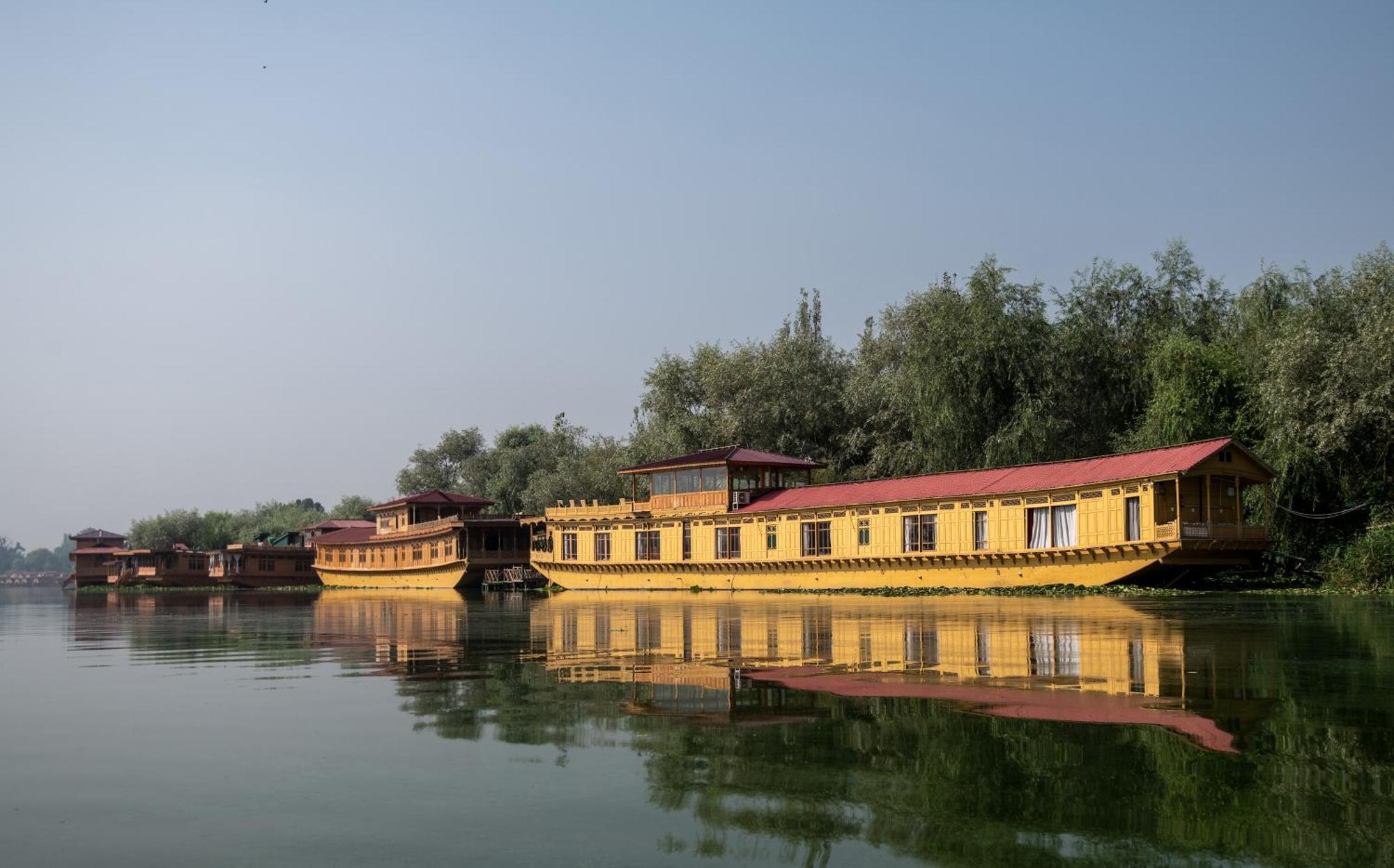ホテル Mascot Houseboats Srīnagar エクステリア 写真