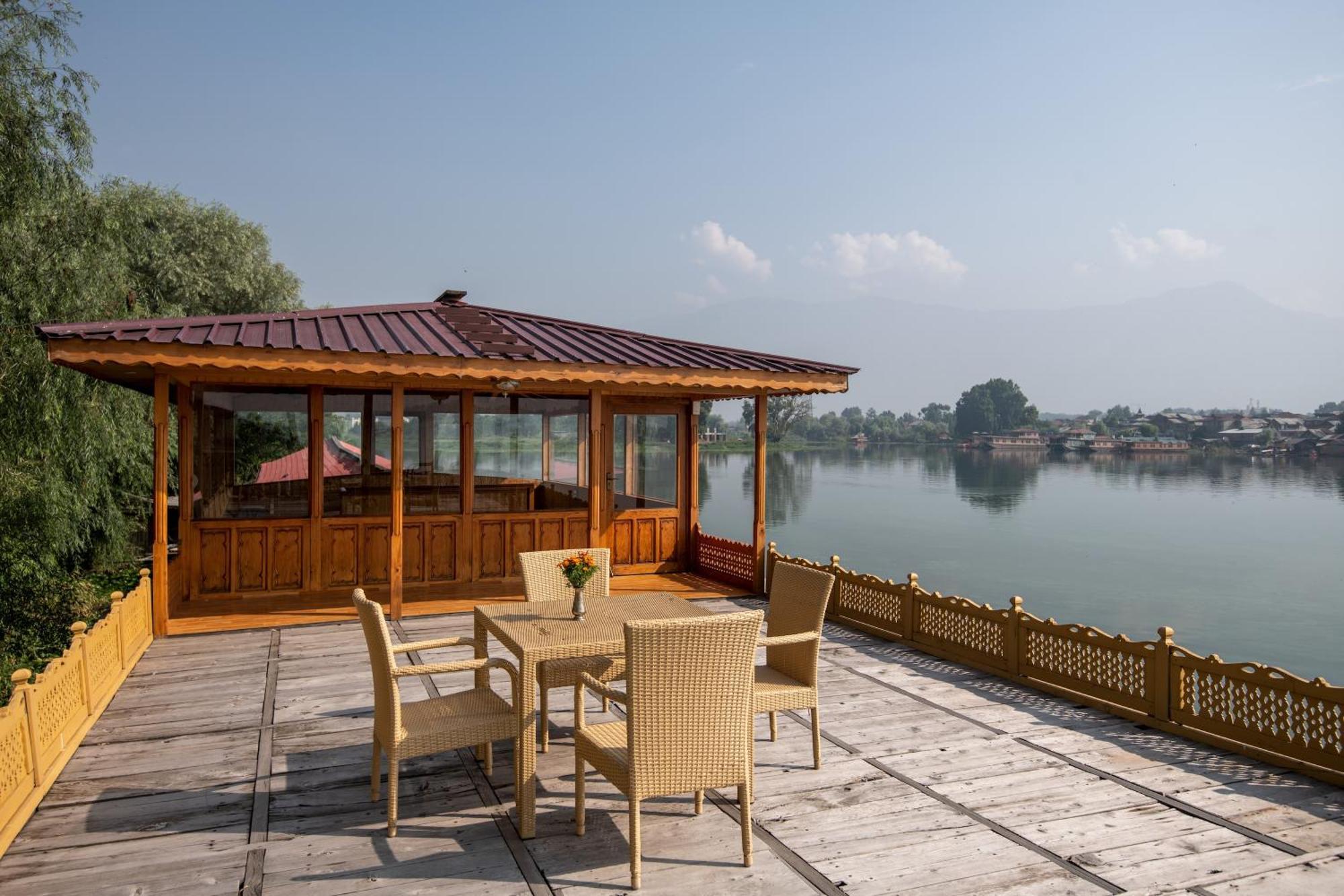 ホテル Mascot Houseboats Srīnagar エクステリア 写真