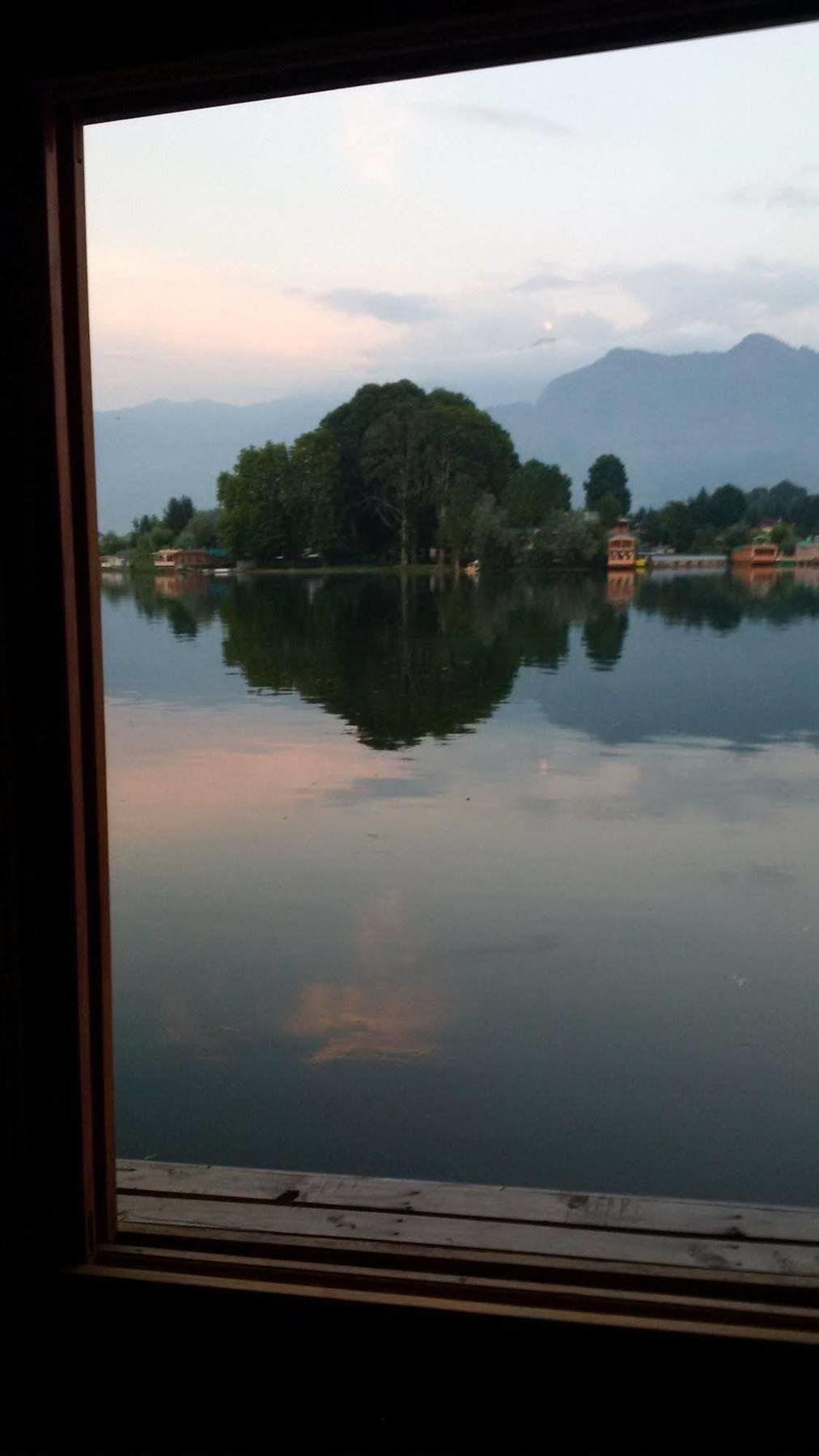 ホテル Mascot Houseboats Srīnagar エクステリア 写真